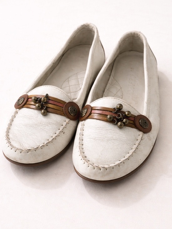 Liz Claiborne Shoes - Vintage Liz Preppy Artsy Boho Size 7 White Leather Slip On Comfy Office Loafers